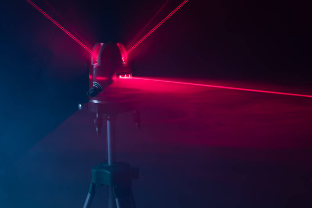 outil de niveau laser faisceaux lumineux rouges, fond abstrait
 - Photo, image