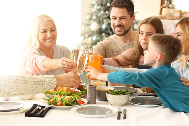 família feliz clinking óculos durante o jantar de Natal em casa
 - Foto, Imagem