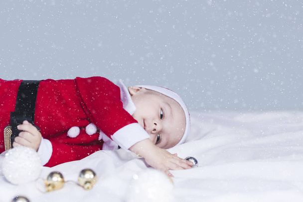 Der kleine Weihnachtsmann. 6-9 Monate alter Junge im Weihnachtsmann-Kostüm. Frohe Weihnachten - Foto, Bild