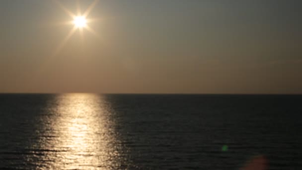 Meditasyon ve gevşeme güzel gün batımı için deniz video Dawn ve küçük dalgalar - Video, Çekim