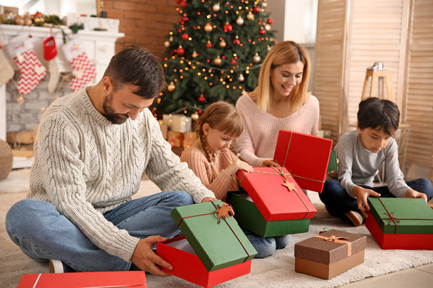 glückliche Familie mit Weihnachtsgeschenken zu Hause - Foto, Bild