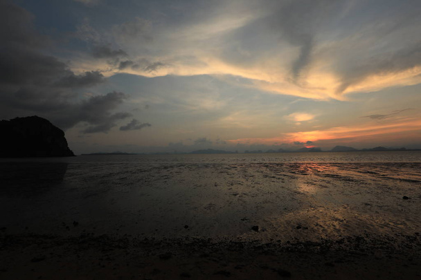 vista de la hermosa puesta de sol naranja sobre el mar
 - Foto, Imagen