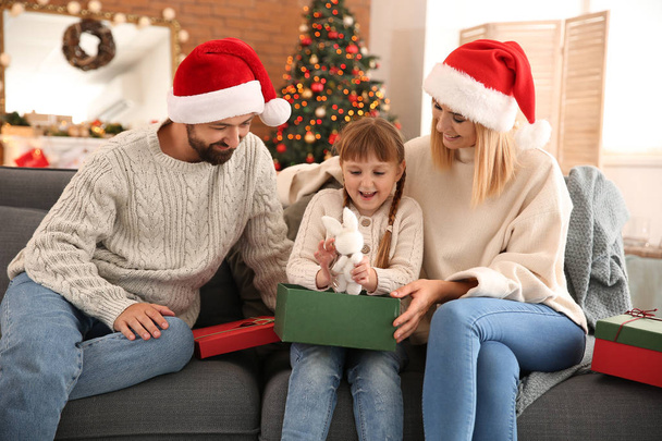 ευτυχισμένη οικογένεια με χριστουγεννιάτικα δώρα στο σπίτι - Φωτογραφία, εικόνα