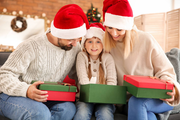 Família feliz com presentes de Natal em casa
 - Foto, Imagem