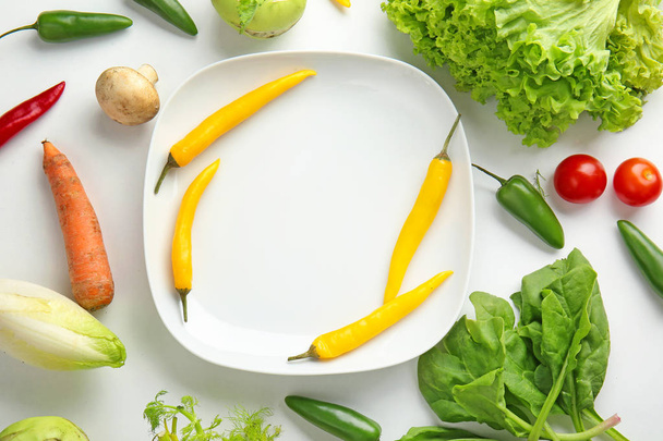 Különböző friss zöldségek és tányéros, fehér alapon - Fotó, kép