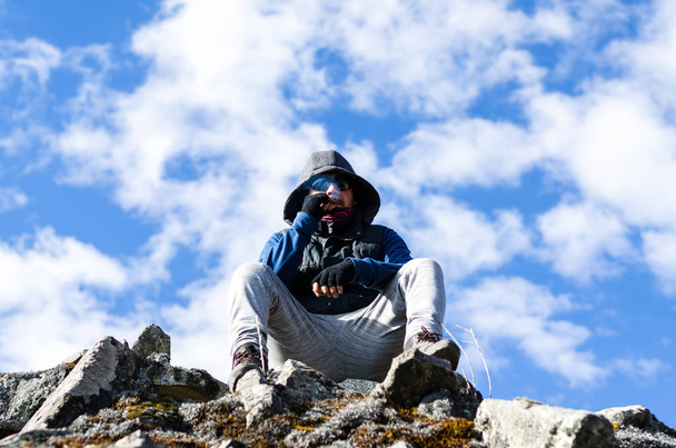 Udany Hiker człowiek cieszy się widokiem na szczycie góry - Zdjęcie, obraz