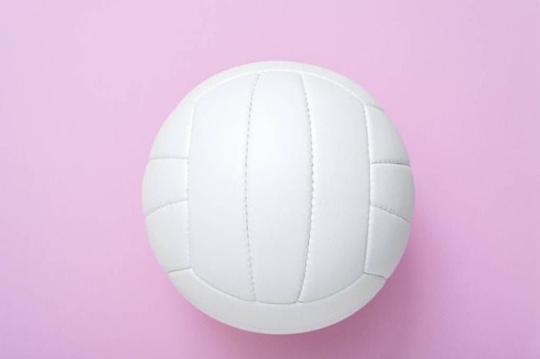 Bílá volejbalová kožená koule na růžovém pozadí. Pohled shora. - Fotografie, Obrázek