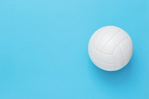 Волейбольний шкіряний м'яч на синьому фоні. Копіювати простір
 - Фото, зображення