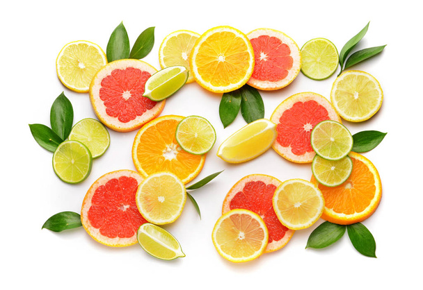 Různé krájené citrusové plody na bílém pozadí - Fotografie, Obrázek