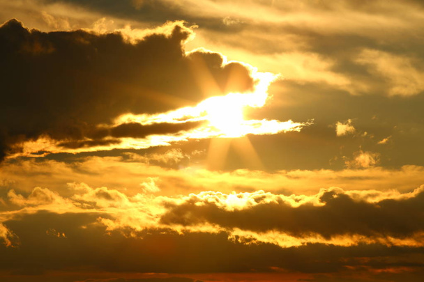 pohled na nebe s nádherovými mraky a oranžovým západem slunce   - Fotografie, Obrázek