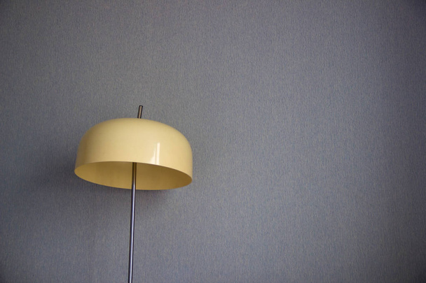 Ретро-овиформная лампа на фоне голубой стены
 - Фото, изображение