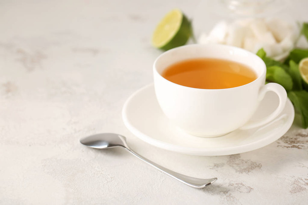 Чашка гарячого чаю на столі
 - Фото, зображення
