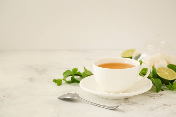 Чашка горячего чая на столе - Фото, изображение