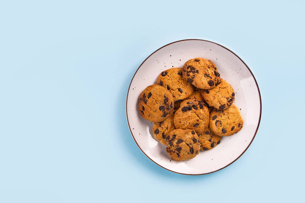 Plaka renk arka plan üzerinde lezzetli kurabiye ile - Fotoğraf, Görsel