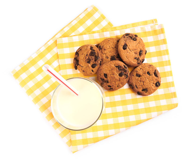 Vaso de leche fresca y galletas sobre fondo blanco
 - Foto, Imagen