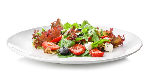 Beyaz arka plan üzerinde taze lezzetli salata ile plaka - Fotoğraf, Görsel