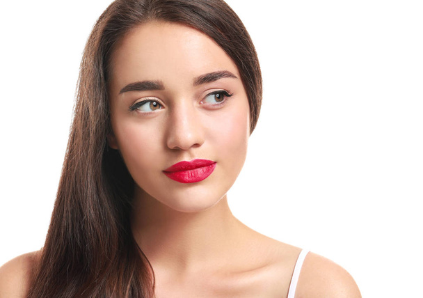 Hermosa mujer joven con lápiz labial brillante sobre fondo blanco
 - Foto, Imagen