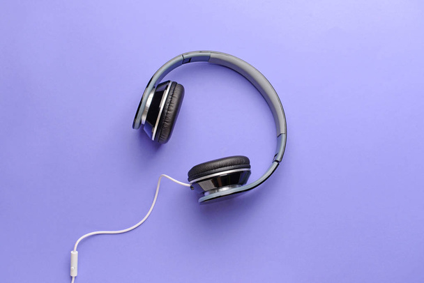 Moderne Kopfhörer auf farbigem Hintergrund - Foto, Bild