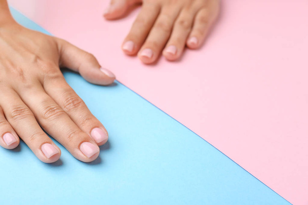 Женские руки с красивым маникюром на цветном фоне - Фото, изображение