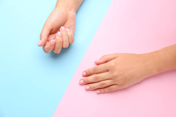 Weibliche Hände mit schöner Maniküre auf farbigem Hintergrund - Foto, Bild