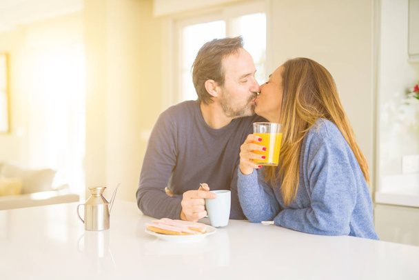 Güzel romantik orta yaş çift sağlıklı Brea sahip öpüşme - Fotoğraf, Görsel