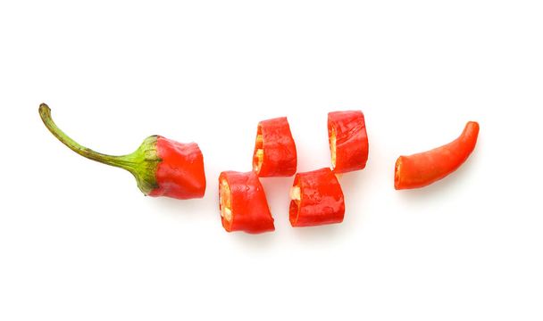 Červený střih chilli papričku na bílém pozadí - Fotografie, Obrázek