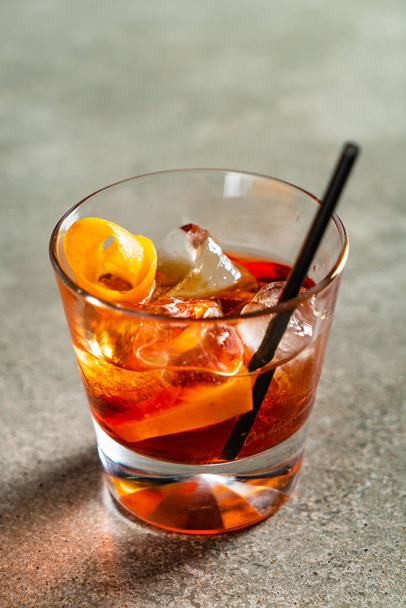 tasty alcoholic old fashioned cocktail in the bar - Φωτογραφία, εικόνα