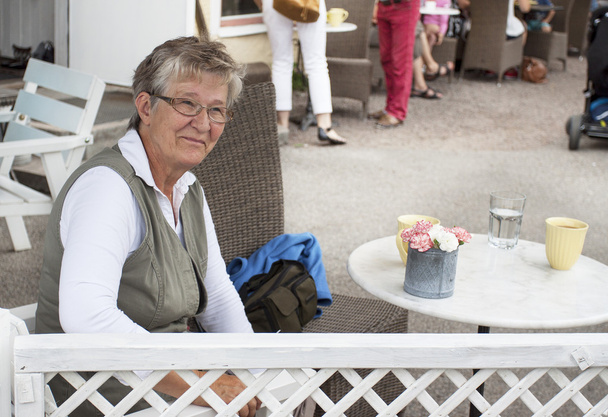 stará usmívající se žena v kavárně - Fotografie, Obrázek