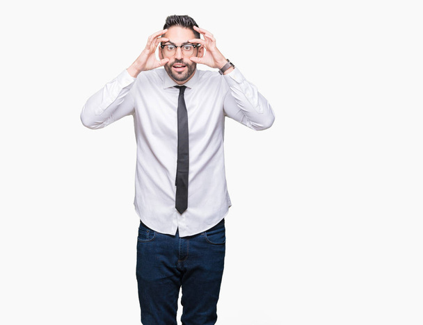 Mladý pohledný obchodní muž nosí brýle izolované pozadí snaží otevřít oči prsty, ospalá a unavená pro ranní únava - Fotografie, Obrázek