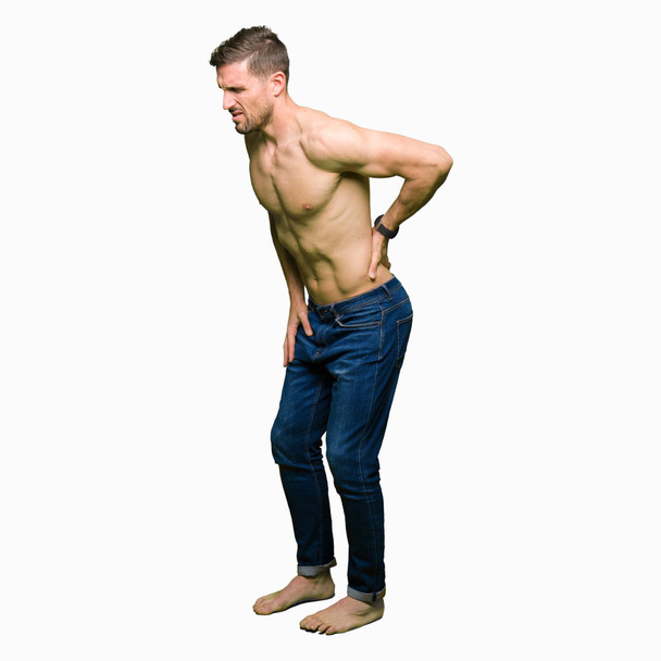 Knappe man van de shirtless weergegeven: naakt borst lijden van rugpijn, aanraken terug met hand, spierpijn - Foto, afbeelding
