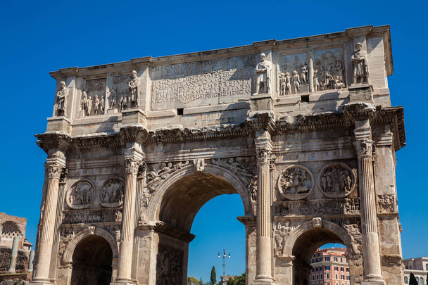 De boog van Constantijn een triomfboog in Rome, gelegen tussen het Colosseum en de Palatijn gebouwd op het jaar 315 AD - Foto, afbeelding