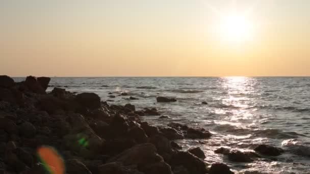 Deniz koyu büyük taşlar ve dalgalar gün batımı ve küçük esinti - Video, Çekim