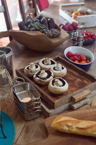 ruskea pöytä maatilalla ainekset ruoanlaittoon puinen maalaismainen sieniä pippuri
 - Valokuva, kuva