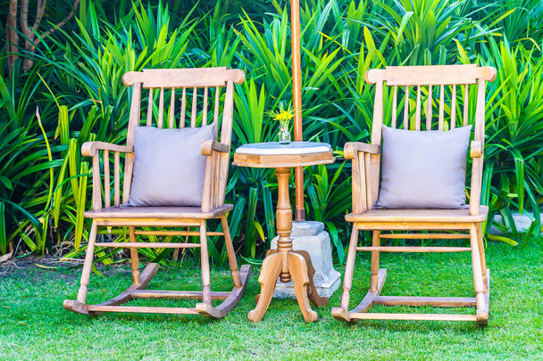 Chaise en bois vide jardin extérieur
 - Photo, image
