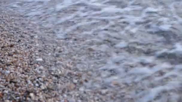 Ηλιοβασίλεμα και μικρά κύματα στο θαλάσσιο βίντεο για διαλογισμό και χαλάρωση - Πλάνα, βίντεο