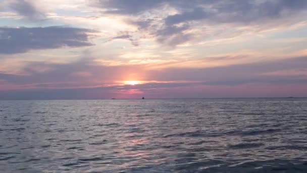 Meditasyon ve rahatlama için denizde gün batımı ve küçük dalgalar video - Video, Çekim