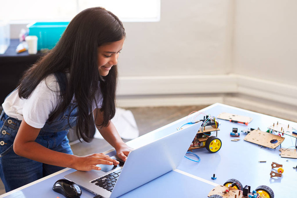 Female Student Building And Programing Robot Vehicle In After School Computer Coding Class - Fotó, kép