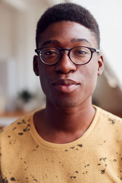 Portré fiatal férfi viselése szemüveg a Loft apartman - Fotó, kép