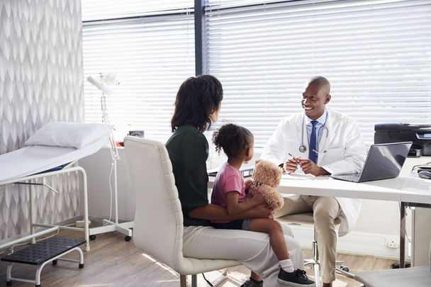 Mother And Daughter In Consultation With Doctor In Office - Foto, afbeelding