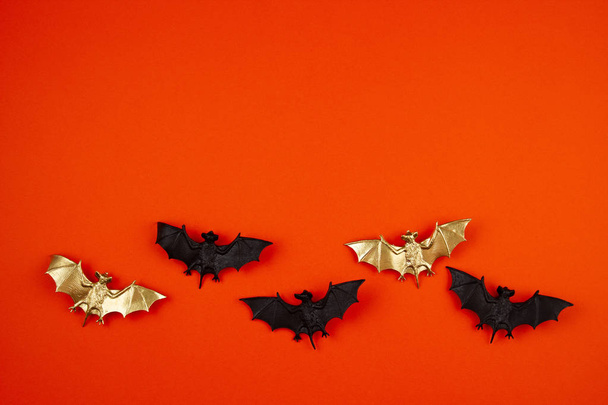 Вид сверху на украшение Хэллоуина пластиковыми летучими мышами. Вечеринка, приглашение
 - Фото, изображение