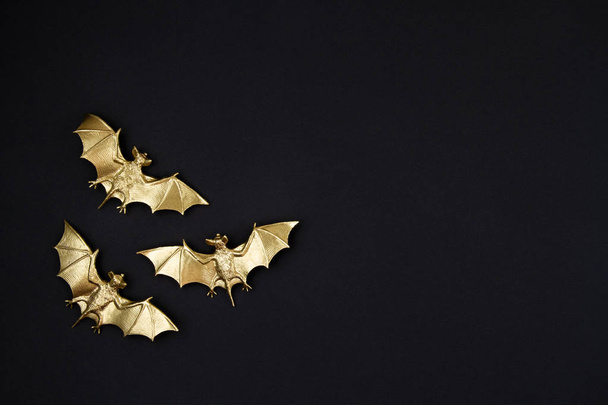 Vista dall'alto della decorazione di Halloween con pipistrelli di plastica. Festa, invito, decorazione di Halloween concetto
 - Foto, immagini