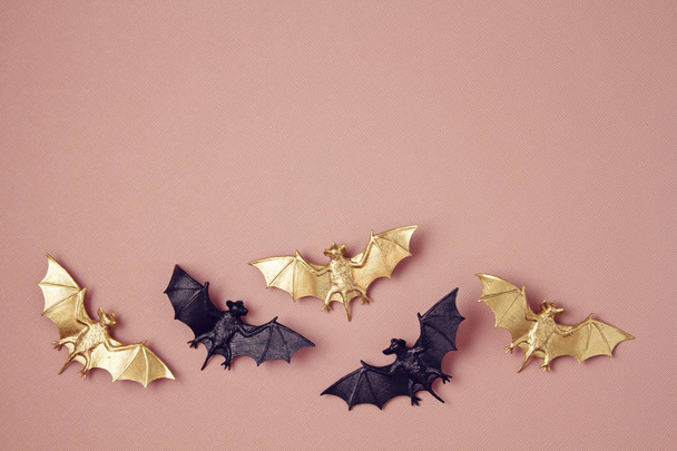 Top uitzicht van Halloween decoratie met plastic vleermuizen. Partij, invit - Foto, afbeelding