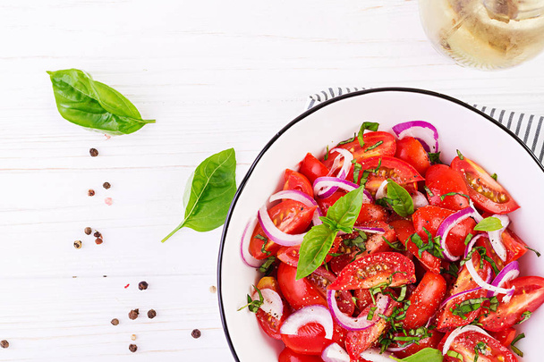 Ensalada de tomate con albahaca y cebolla roja. Comida casera. Concepto de comida saludable. Cocina vegana. Vista superior
 - Foto, imagen
