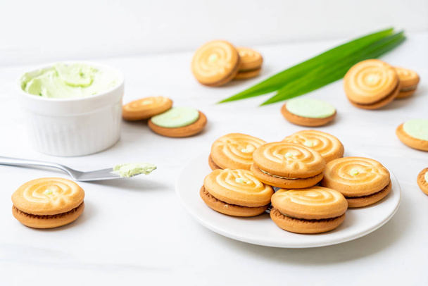 cookies with pandan cream - Foto, immagini