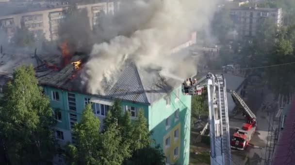 Brandweerlieden blussen een brand op het dak van een residentiële Highrise gebouw. Top View - Video