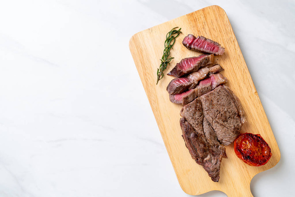 Grilled medium rare beef steak - Foto, immagini