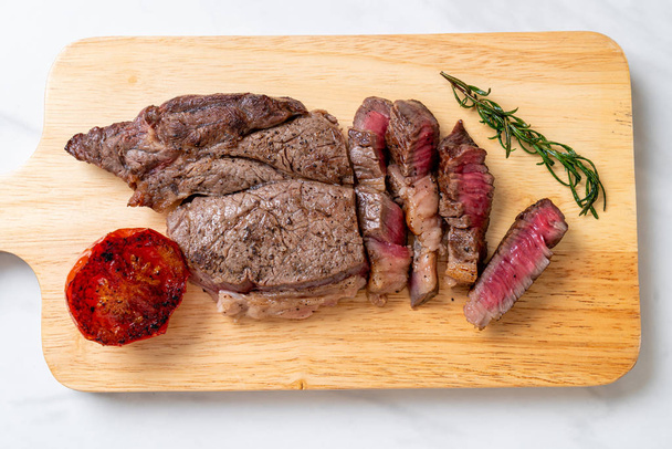 Grilled medium rare beef steak - Foto, immagini