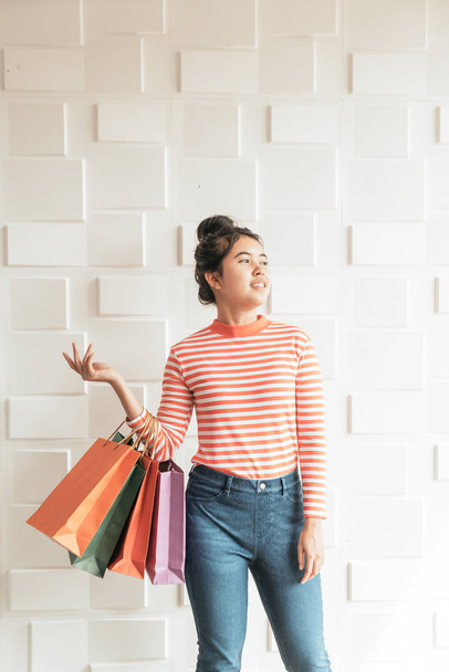 Asian woman holding shopping bags - Zdjęcie, obraz