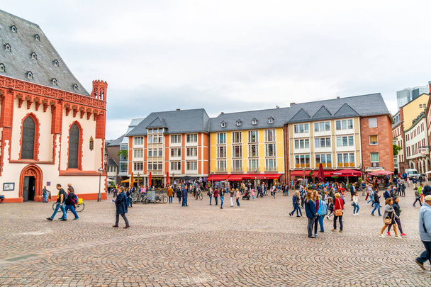 FRANKFURT, GERMANY - SEP 2, 2018: People on Roemerberg square in - 写真・画像