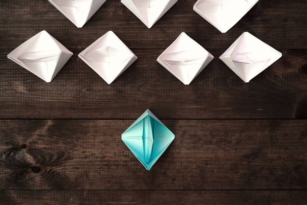 Barcos en origami sobre mesa de madera
 - Foto, Imagen